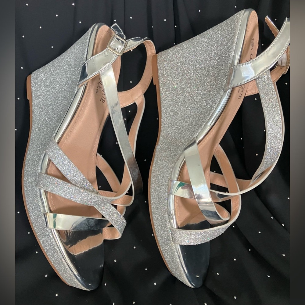 Dominique Nicole Silver Glitter Wedges strappy open-toe size 10M